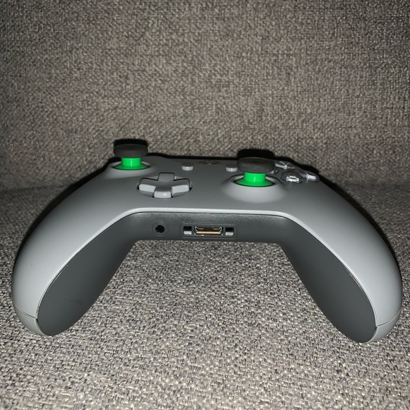 BASICALLY NEW - USED ONCE Grey Xbox 1 Controller - Picture 2 of 5